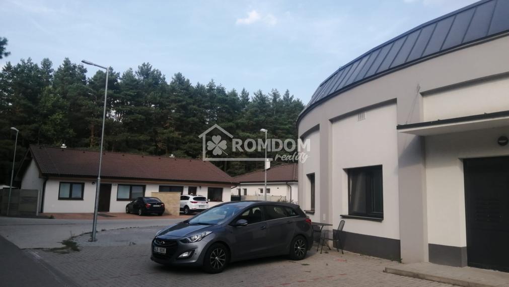 Prenájom garsonka,1 parkov. státie, pivnica, predzáhradka