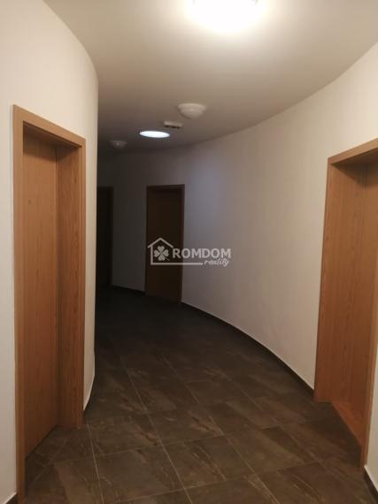 Prenájom garsonka,1 parkov. státie, pivnica, predzáhradka