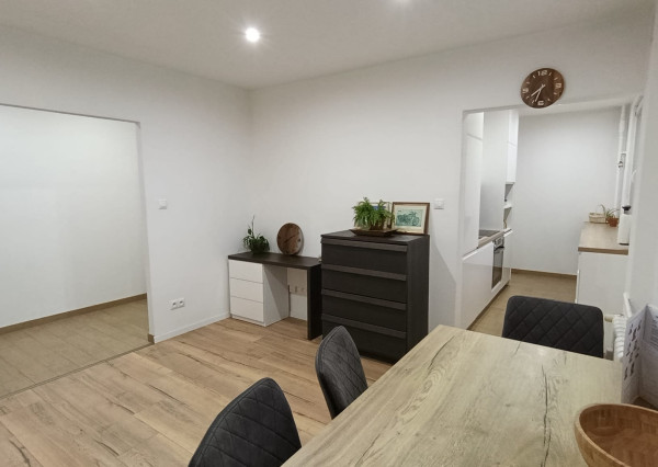 Na prenájom 2-izb.byt, kompl. rekonštr. - BA, Hornádska ul.